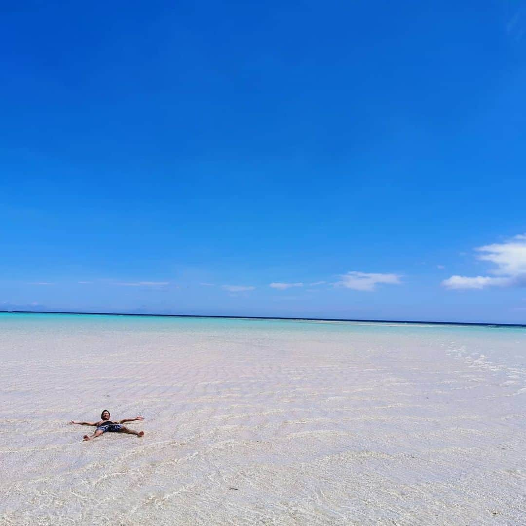 中園健士さんのインスタグラム写真 - (中園健士Instagram)「日本一綺麗な海、 与論島に１ヶ月います。  星空は流れ星が ビュンビュン。  百合ヶ浜は世界一やないか？ と思えるレベル。  朝日も観てるだけで 幸せになります。  生きてて良かった。  #与論島  #与論島観光  #与論  #与論島旅行  #与論島の海  #星空フォト  #星空  #星空撮影  #流れ星 #日本の絶景  #絶景スポット  #絶景ポイント  #島人  #感動をありがとう  #感動した  #感動で涙  #感謝しかない  #バックパッカー旅  #バックパッカー #バックパッカー1人旅  #バックパッカー女子」6月4日 8時21分 - nakazono.kenji