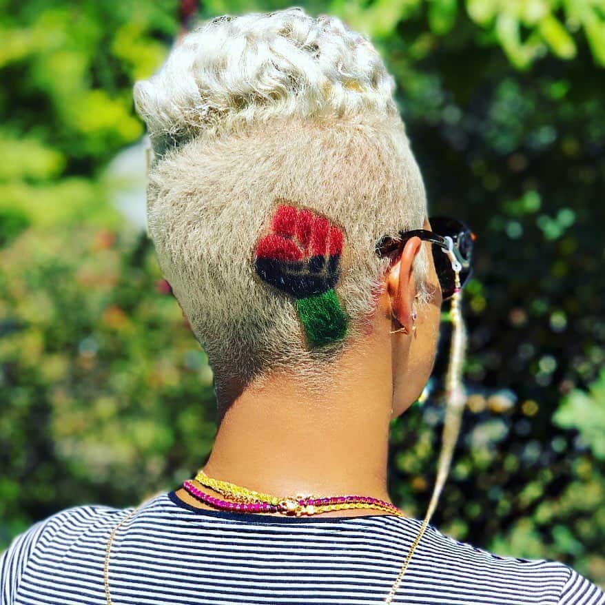 ケリスのインスタグラム：「RED FOR MY PEOPLES BLOOD THAT WAS SPILLED . BLACK WE ARE THE PEOPLE . GREEN FOR THE LAND THAT IS OURS. I ❤️MY PEOPLE」