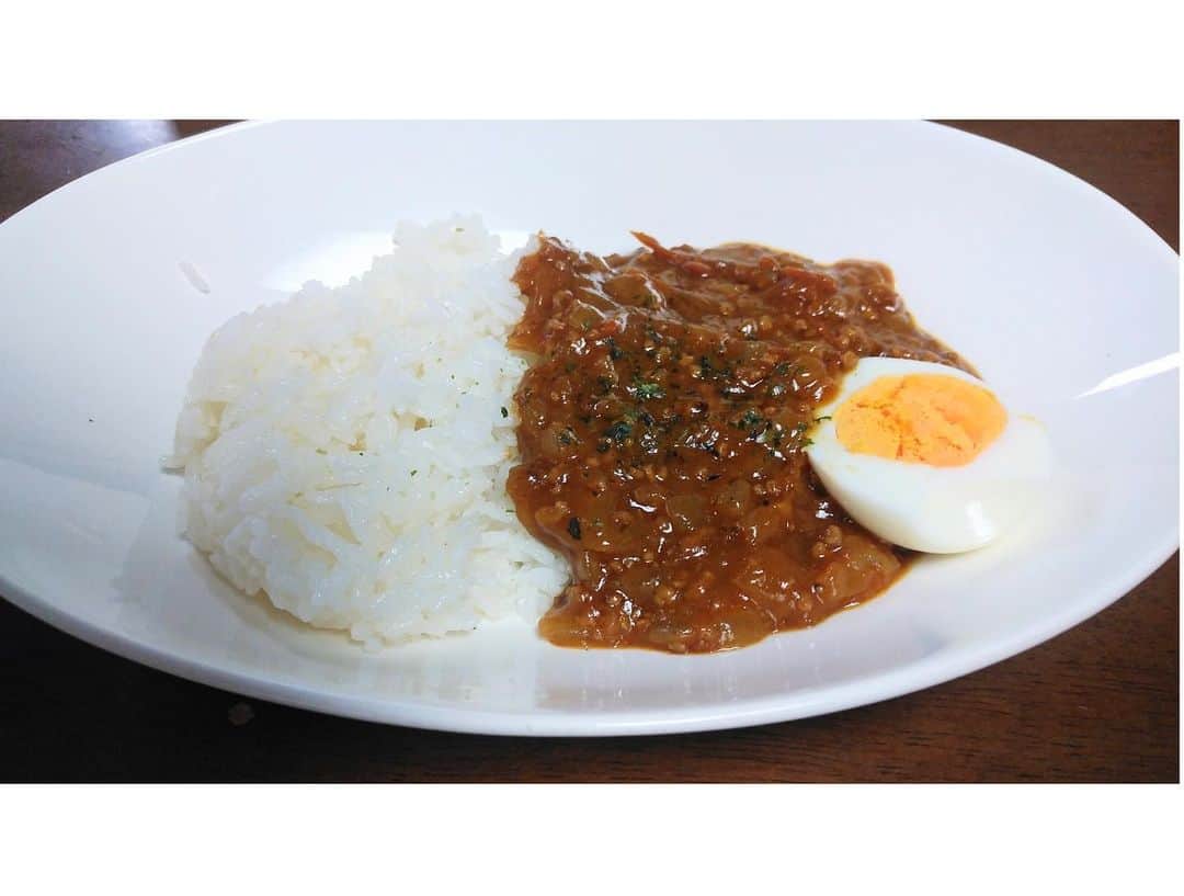 のインスタグラム：「. “さがのたまねぎをたべよう”  今日の“さがのたまねぎ”は定番のカレーの材料に♪ 普段よりたまねぎを３倍多く使ったカレー🥄  量が多すぎて炒めても、飴色になってもカケラが残るくらいでした。たまねぎの甘みもあって、子ども好みの味です。  一日一玉。いや、今日は一日五玉。  皆さんも、さがのたまねぎいかがでしょうか(*^^*) . . ■さが農村ひろばホームページ（TOPページ） https://saga-nouson.jp/ . . #さが農村#佐賀産#サガ#saga#佐賀#さがのたまねぎ#たまねぎ#さがのたまねぎをたべよう」