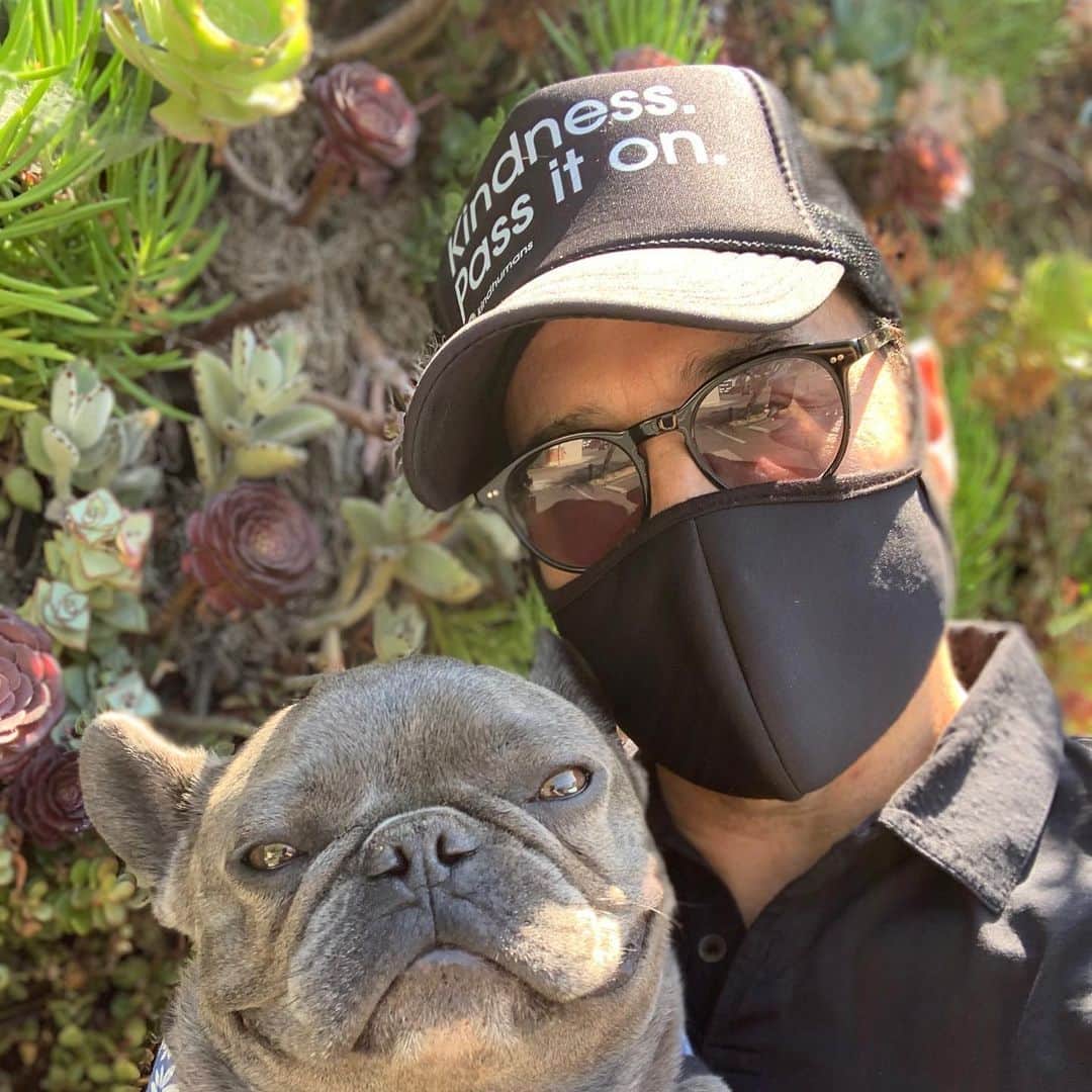 ジェレミー・ピヴェンのインスタグラム：「Lots of peaceful people gathering today in LA getting the word out ... If we all take action and utilize our right to vote and treat each other with kindness this could be an incredible turning point moment for all of us.」
