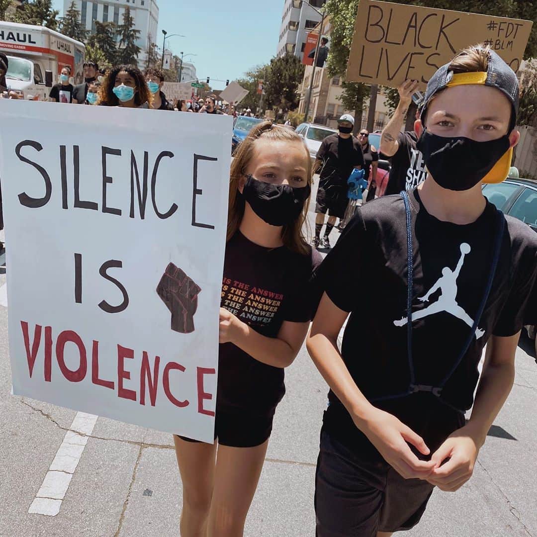 ジェシカ・シーバさんのインスタグラム写真 - (ジェシカ・シーバInstagram)「I almost didn’t share this, because we don’t march for optics. But I think it’s important to see children participating in meaningful, peaceful protests.  They chose the words, created the sign, and they chose to participate. We didn’t say hardly a word to each other for nearly 2 hours.  Thank you for organizing, @juanonjuan10. 🙏🏼 Oakland 6.3.20 #blacklivesmatter」6月4日 8時35分 - mommasgonecity
