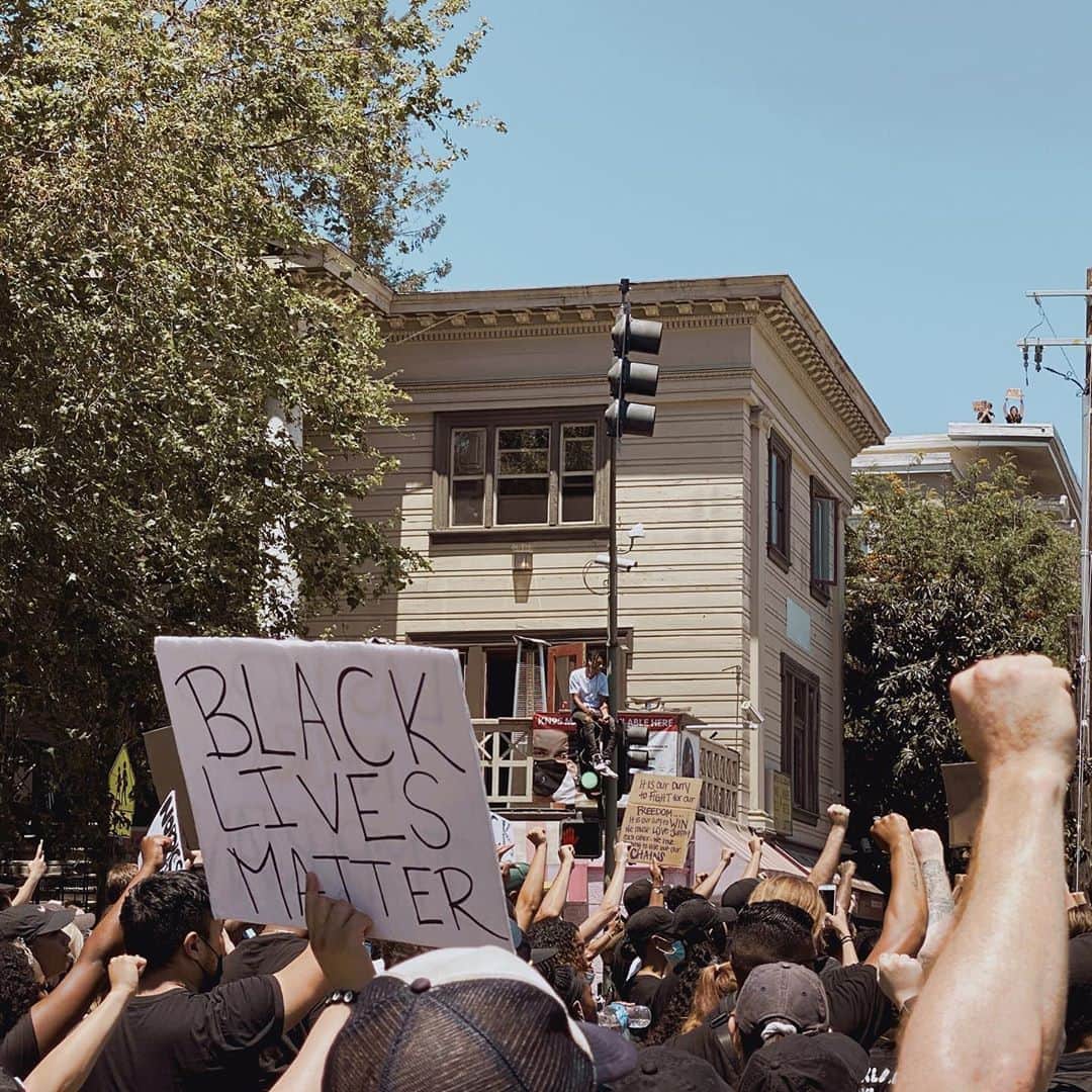 ジェシカ・シーバさんのインスタグラム写真 - (ジェシカ・シーバInstagram)「I almost didn’t share this, because we don’t march for optics. But I think it’s important to see children participating in meaningful, peaceful protests.  They chose the words, created the sign, and they chose to participate. We didn’t say hardly a word to each other for nearly 2 hours.  Thank you for organizing, @juanonjuan10. 🙏🏼 Oakland 6.3.20 #blacklivesmatter」6月4日 8時35分 - mommasgonecity