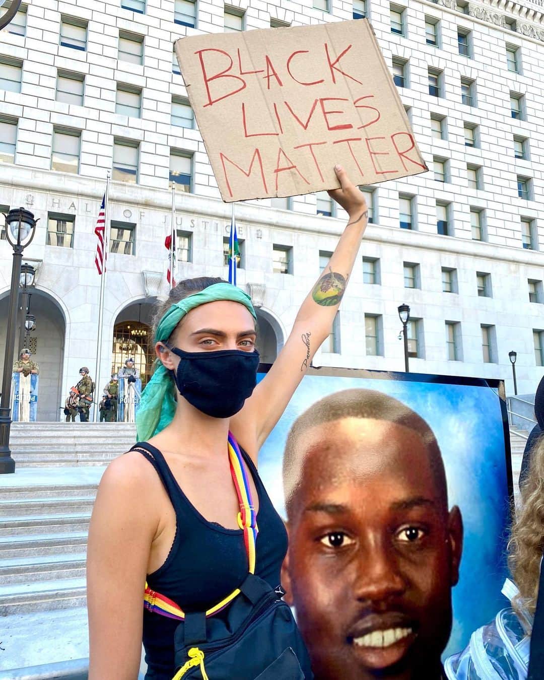 カーラ・デルヴィーニュのインスタグラム：「One step forward, but a long way to go. #BlackLivesMatter」