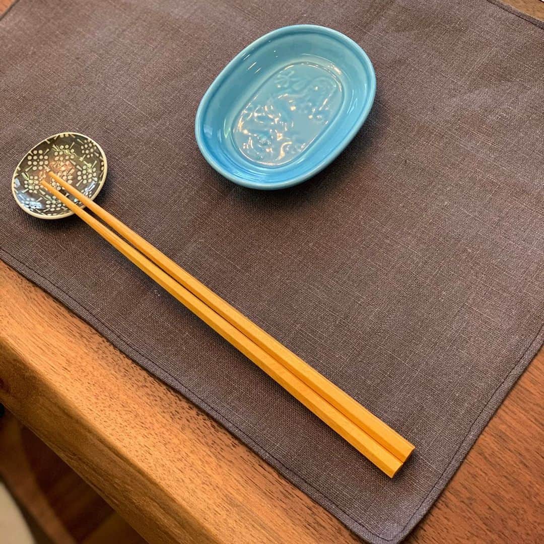 透水さらささんのインスタグラム写真 - (透水さらさInstagram)「自己満写真館😗﻿ ﻿ ﻿ 趣味というか、意地というか﻿ やり出したら止まらない、自己満の世界です　笑﻿ ﻿ ﻿ アイシングクッキー🍪はじめて挑戦して チーズケーキ焼いてその上に飾ったり﻿ ﻿ 裁縫仕事して﻿ランチョンマット作ったり ﻿ 外国のカフェにありそうなケーキドーム🎂を飾って満足しておりました🤪﻿ ﻿ #乙女っぽいな 女子力高そうだけどサバサバ天下一です #ヤマトナデシコ部 あぁ楽しい幸せ」6月4日 8時45分 - sarasarasarasa0623