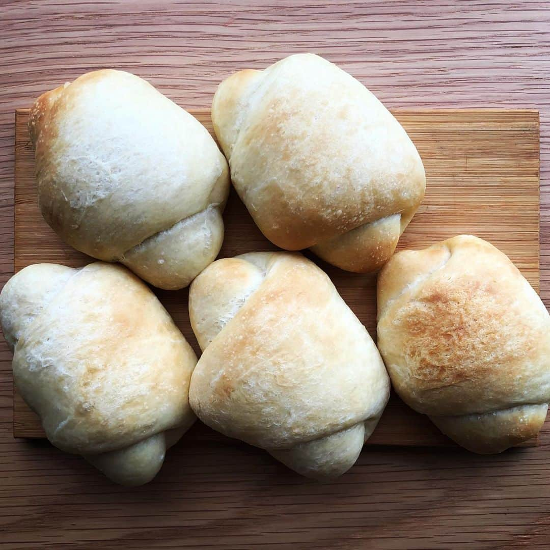 COLLOのインスタグラム：「おはようございます☀ 今日はライ麦ロールを焼きました🥐 飽きずに食べれそうなプレーンなパンを探していたのですがこれはかなりよさそう🙌 蜂蜜もクリームチーズもウィンナーも合う！最高👏 本当は卵を塗ると照りが出るみたいなのですが私はバターをさっと塗って超素朴な見た目に。好み😌 娘もできたてあつあつにがぶり〜👧 #てづくりぱん」