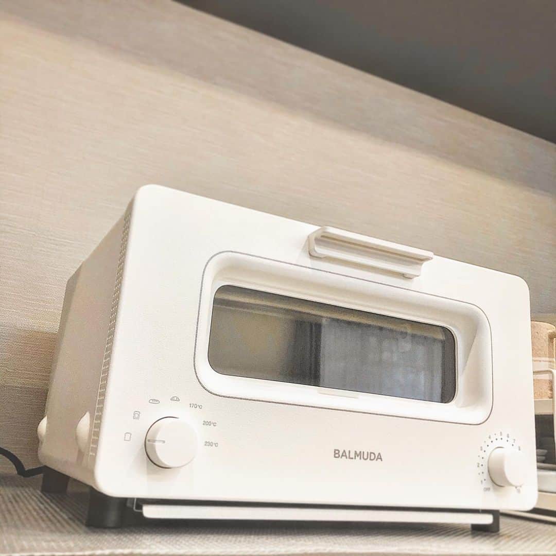 百瀬俊介のインスタグラム：「Good morning ☀️ Buenos días 🌞  おはようございます🙏 百瀬ファミリーの仲間たちからいただいた誕生日プレゼント🎁 まさかのトースター『BALMUDA』です！ 彼らからのメッセージはこれからも食わして下さいという意味が込められているそうで😂😂😂 端的に言いますと『他力本願』ということだそうです！ ということでさらに自分は『自力本願』発揮できるようまた一つ年輪の輪を増やしたいと思います！ このトースター、人気あるだけスゴイわ😅 美味しいトースト、たったの2分で焼けました🍞 嘘じゃなかった外はカリッ、中はふわっ！ 大切に使わせてもらいます🙏 #誕生日プレゼント #トースター #balmuda #他力本願 #自力本願 #美味しいトーストできました」