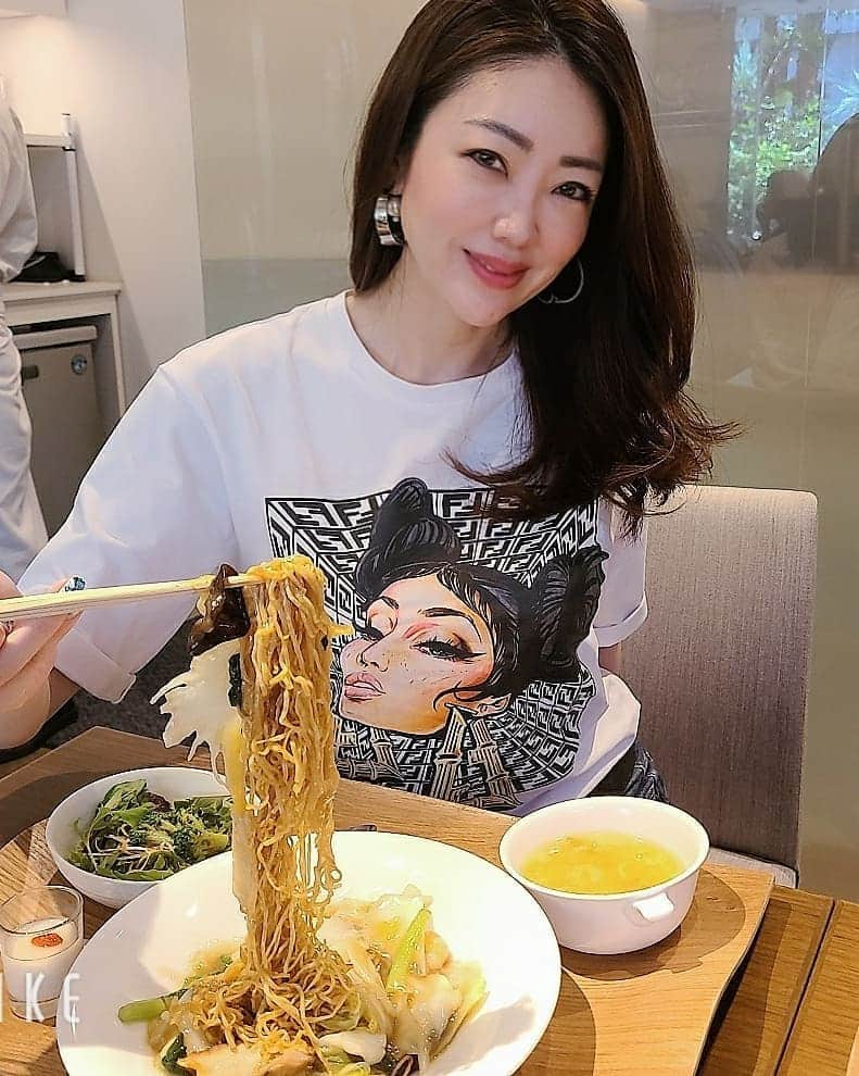 今堀恵理さんのインスタグラム写真 - (今堀恵理Instagram)「おしゃれな空間の中華料理のお店 【熱香森　ラシャンセン】  @lashangsen さん  先週はランチ2回行ったよ❤️ １回目は女子会で行きました 2回目は2階の個室で優雅なランチコース  2階は7月1日にリニューアルオープンしますよ😍 アラカルト、カフェで使える空間に生まれ変わり✨テイクアウトも可能になり、中国茶とスイーツを靭公園で食べる事も出来ます 点心も充実  リニューアルオープン記念で オープン前に 水曜日のみのキャンペーン。6月末までのランチ20％オフ、インスタフォローすると50％オフ、インスタアップしたら80％オフ 麻婆豆腐や焼きそばランチは【200円】でたべれた❗ワォ  もちろんディナーコースもさらにランクアップしてます  まだまだ勢いが止まらない熱香森  熱香森 大阪府大阪市西区京町堀1-8-11 ラクメンビル 1F 050-5594-2118  #中華料理 #大阪ランチ #熱香森 #ラシャンセン #靭公園  10枚目の写真(笑)　イズミちゃんと　#フェイスシールド帽子　お揃い🤭」6月4日 8時54分 - eriimahori