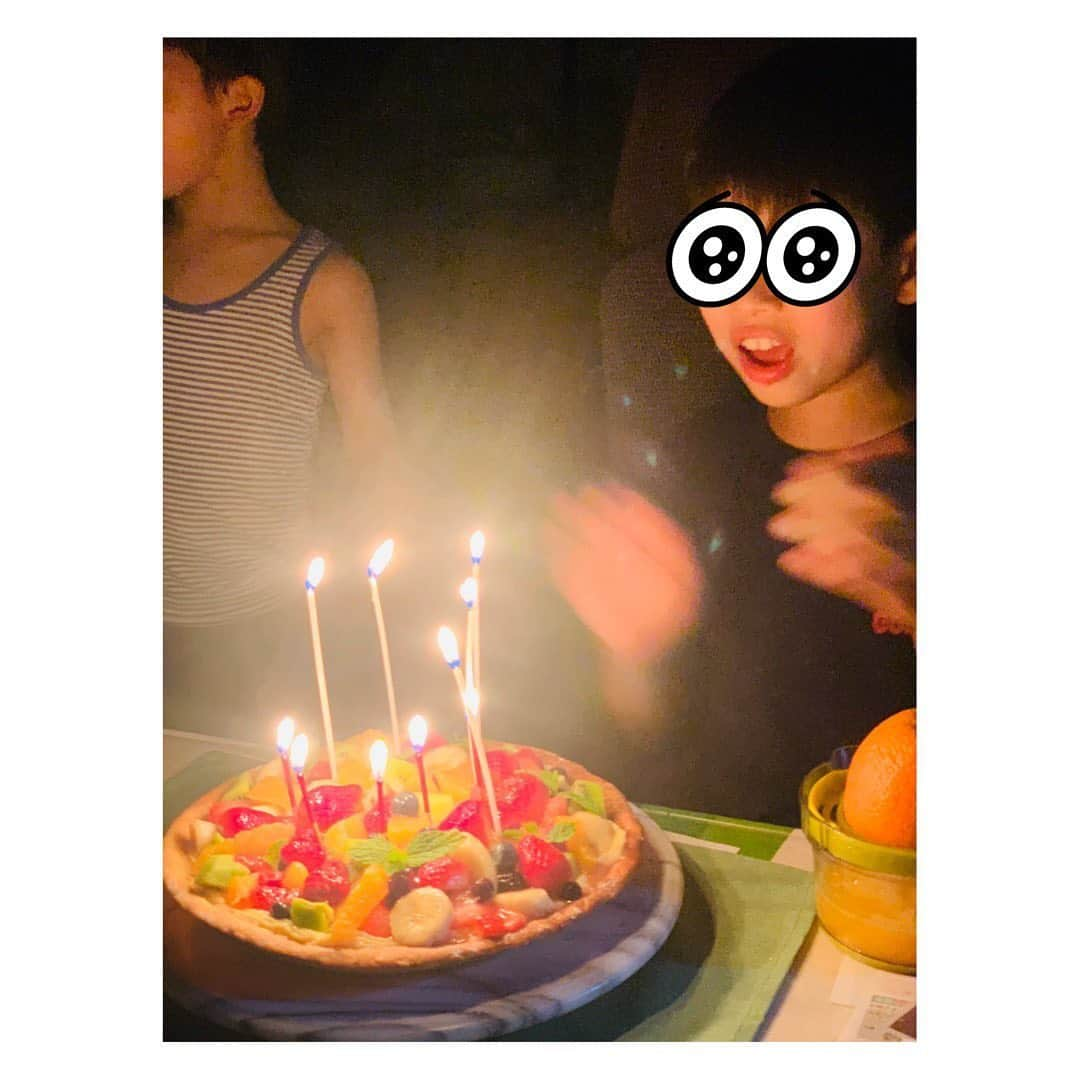 森田麻恵さんのインスタグラム写真 - (森田麻恵Instagram)「6/2は長男の10歳の誕生日でした。  元気に大きく育ってくれて、この前上履きを買いに行ったら、もう私が履けるサイズ、、！👣 お菓子を一緒に作ったり、料理も少し覚えて私が起きる前に朝ごはんを作ってくれてたこともあったり🥺 頼りがいがでてきて、助けてもらうことも多くなりました。  しっかりしてるのか抜けてるのかわからないところも多々、とにかく優しい子に成長してくれてありがとう。  記憶に残るだろう10歳の節目、時代が変わっていく中を逞しく生き抜いていってほしいなぁと思います🌏  #長男　#10歳　#誕生日 #lovemyson #momlife」6月4日 9時01分 - morita_mae