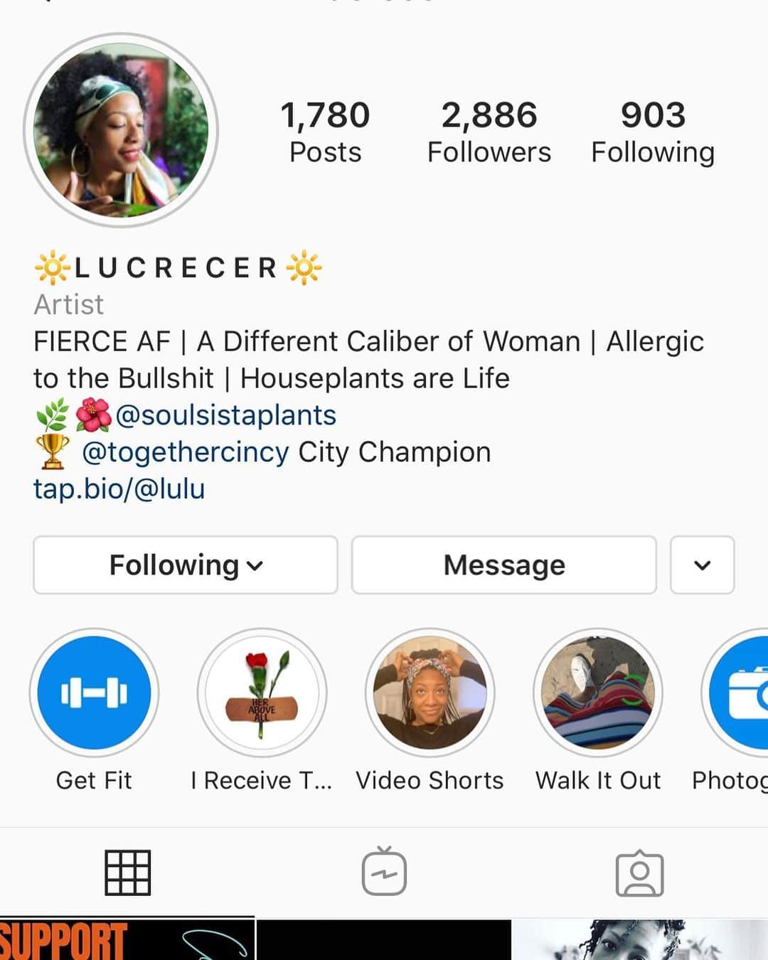 Angie Keiserのインスタグラム：「A more perfect bio has never been written because this is exactly @lucrecer 🤩 She is one of my favorite people because she radiates positivity while keeping things 💯 real and her stories are the perfect mix of motivational and hilarious. She’s also responsible for one of my all time favorite pieces of artwork (swipe), which was next to my desk but has recently been moved to a prominent spot in the house (because I need this reminder on the daily.) Go follow @lucrecer and @soulsistaplants to add some strong, creative, hilarious, plant loving goodness to your life ❤️」