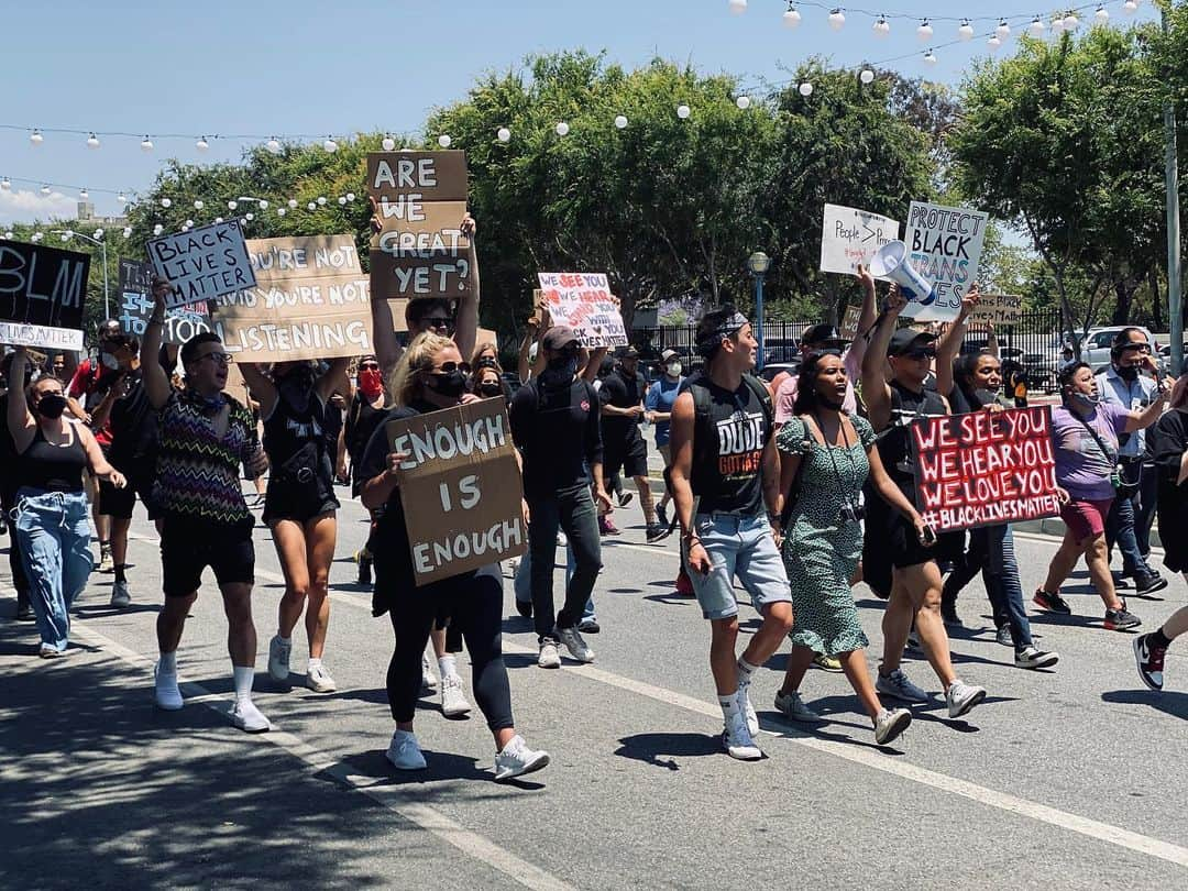 リリー・コリンズさんのインスタグラム写真 - (リリー・コリンズInstagram)「This movement is powerful. And necessary. It’s overdue. ⠀ ⠀ I am white, I am privileged. I will never experience what black people in America go through every single day, but I am listening and I am learning. I march with you and will fight with you. This is just the beginning, but it’s a small step towards changing the system. ⠀ ⠀ The layers of this fight are endless — but one layer we must talk about is passive racism. NOT saying something makes you part of the problem. Silence is violence. I have been part of the problem. I’m ashamed and embarrassed to admit this but recognizing it is important. And I understand that I need to try my best to rectify that now by moving through the shame and speaking up and out even if it makes people I know feel uncomfortable.⠀ ⠀ I have learned so much in the last few months and last few days about how problematic and dangerous being quiet and non-confrontational is. We have to be better allies. ⠀ ⠀ Now that we’re here, I keep asking myself and asking others: How do we move forward? How do I, as a white person, do better?⠀ ⠀ Educate yourself. Learn the history behind the outrage.⠀ ⠀ Be vocal. This can be on social media, this can be at protests — but that’s not all. The most impactful thing we can do right now is have meaningful conversations with our friends, family who might not understand the nuances of being anti- racist. Stand firm in that you are on the right side of this. ⠀ ⠀ Take action. Donate to causes that are working toward ending violence and working to undo the laws that hold up an very flawed system. Support black businesses. Support black creatives. I will add organizations I’m supporting in my stories if this is helpful as a jumping off point. ⠀ ⠀ We have failed in so many ways throughout the history of this country, and enough is enough. Don’t let your own shame silence you. ⠀ ⠀ With love, I urge you, as young people especially, to actively join in and help create change...」6月4日 9時10分 - lilyjcollins