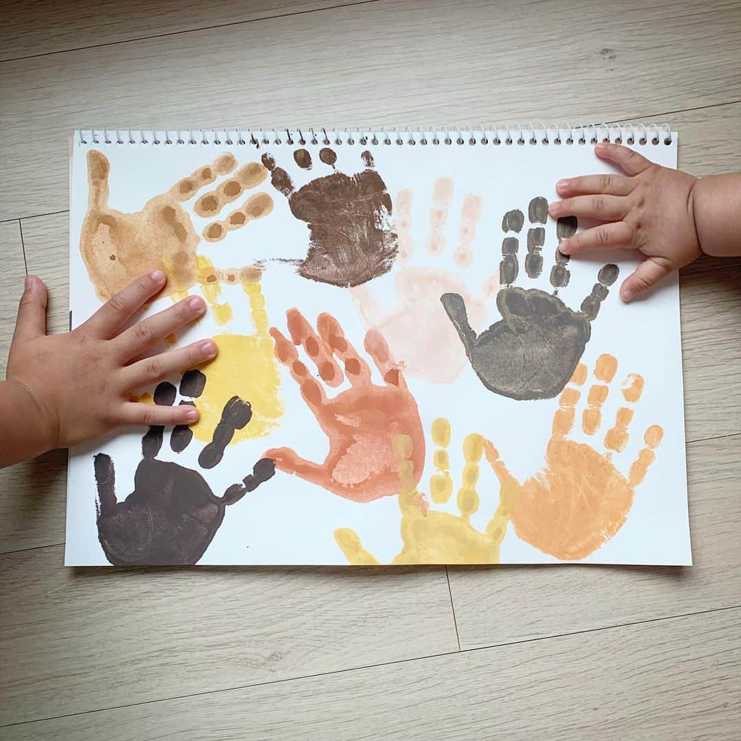 高木りなのインスタグラム：「🌏 🤚🏻🤚🏼🤚🏽🤚🏾🤚🏿 . . 2人の息子は日韓ハーフ、そして現在私たちはアメリカに住んでいます。 息子2人は誰かをいじめたり、誰かにいじめられた経験はまだ無いけれど、今後傷つく事もあるかも知れません。 世界にはいろんな人種の方がいて、息子たちもこれから色んな人種のお友達が出来ると思います。 国、容姿、肌の色、言語のせいでバカにしたり見下したり、いじめたりしたらダメなんだよと言うことを教えながら一緒に作ってみました。 아들도 한일 혼혈이고, 지금 미국에 살고 있고... 아직 누구를 괴롭힌 것도, 누군가에게 괴롭힘 당한 것도 없지만, 언젠가 상처받은 일이 생길지도 모르겠다... 세계에서는 다양한 사람들이 있고 미국에서는 다양한 인종의 친구들도 생길거 같고... 그래도 나라, 외모, 피부색, 언어 때문에 욕하거나 왕따당할수도 있다는 생각에... 가르치면서 만들어봤다...」