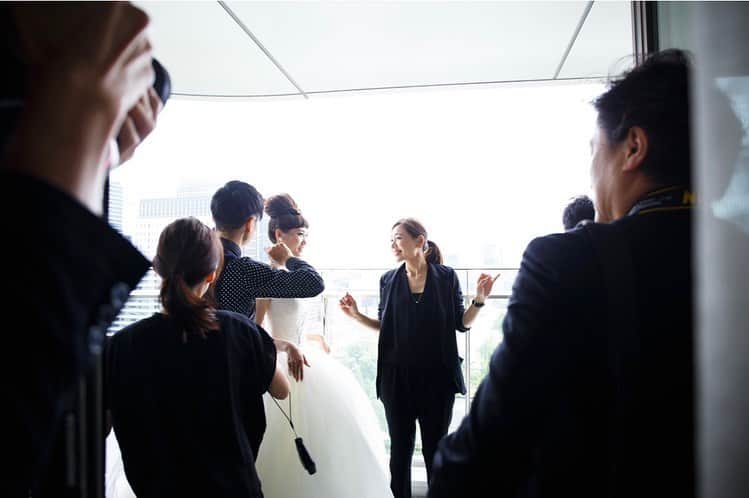 のインスタグラム：「・ ・ My WORK  指揮者？監督？プロデューサー？ まぁ、ぜんぶ同じだな  3年前のwedding ホテルバルコニーでFirst lookを仕切るわたし 小指がポイントです🤣 ・ ・ #work #yukowedding  @dr.wakaomichi 写真すぐ送ってくれてありがとう🙏🏻」