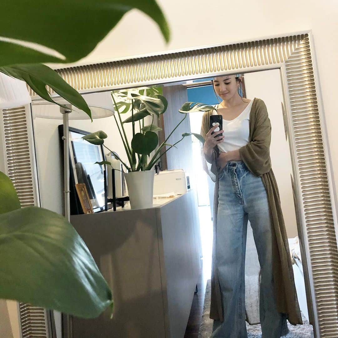 秋定麻紀子のインスタグラム：「白いtops(@hm ) は背中が広く開いてるんだけど、撮るの忘れた。 カーデは去年の @zara  デニムはもはやいつ買ったか覚えてない（笑）  最近はPCを持ち歩かない日は極力小さいバッグで。 このバッグ @tasinami__official も最近のお気に入り。 可愛くて実は黒も持っている（笑） 普通の女性より荷物が少ないのでたまに持たないで出掛ける日もある。 そしてバッグを変えると3回に1回は財布を忘れて1日を過ごす（笑） スマホがあるから財布を忘れた事に気づかないっていう。 便利な世の中だけど、その便利さにとことん甘えてる自分が時々怖い。」