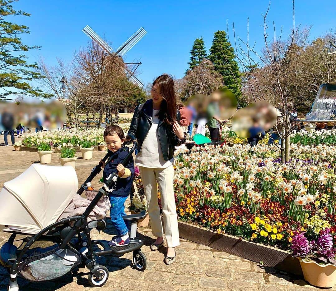 花田浩菜のインスタグラム：「#時差投稿 💐 . . 3月の頭に行った船橋の#アンデルセン公園 🥰はじめて行ったけれど、ひろーくて遊園地レベルで子供にとって楽しめるところでした✨ 広場もお花も綺麗で、ピクニックテント立てたたら1日いれそう、、 早く大きな公園でピクニックテントを立てて1日思い切り遊ばせてあげたいです🚗✨ . . 宣言は解除されましたが、東京アラートも出ていつまた広がってもおかしくない今日この頃なので日常に少しずつ戻りつつ引き続き気を引き締めていかねば。 この間の週末は、久しぶりに公園で遊ばせて人がいないところお外でパン食べて🍞息子もとーーっても大はしゃぎ！😊 本当におしゃべりが上手になって、 『お外でみんなでパン食べて、美味しいねぇ〜❤️』 『ウイルスいなくなったら、空港行って、飛行機乗って、みんなでカンパーイ！したいねぇ🥰』 とかほんと色んなことを話すので飽きません😂 . この2ヶ月弱の間で『お外はウイルスいるから〜怖いから〜心配だねー🥺』とよく言う息子氏。 2歳でも色んなことを教えればもうわかるし、色んなことを感じるんだなあと思う今日この頃です。 子供たちは私たちと全く違う時代を生きていくだろうし、大人になったらどんな時代になるのかなー？と興味深い母でした🤱 . . #時差スタグラム #家族でお出かけ #成長記録 #2歳8ヶ月 #生後5ヶ月 #ふなばしアンデルセン公園 #親子 #2歳差兄妹 #2歳差育児 #2児ママ #男の子ママ #女の子ママ #バガブー #バガブービー5 #2人乗りベビーカー #bugaboo #stroller #ig_oyabakabu #happy #happydays」