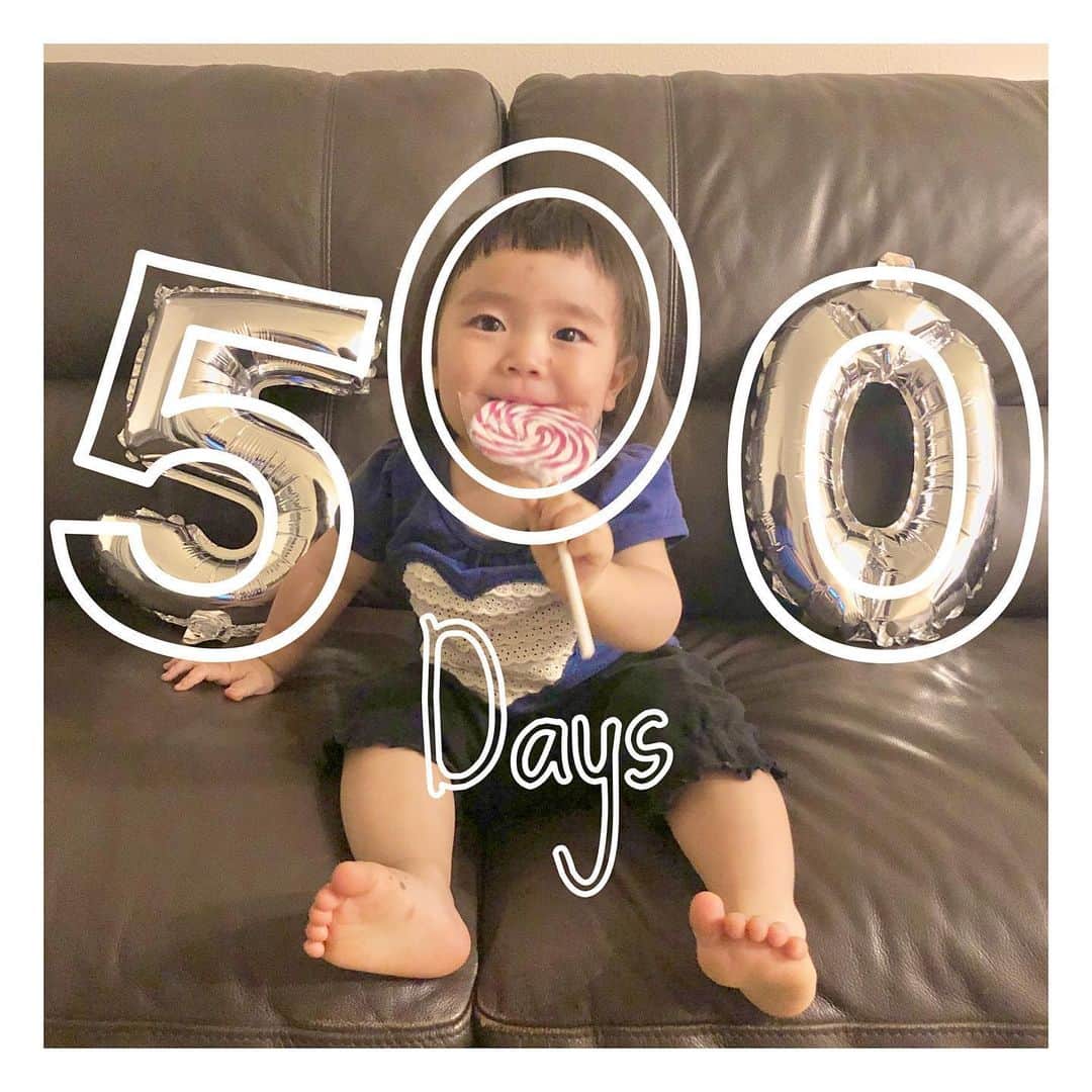 mamamizu.32のインスタグラム：「𝟝𝟘𝟘𝔻𝕒𝕪𝕤﻿ ﻿ ﻿ #生後500日﻿ ﻿ 100﻿ 200﻿ 300﻿ 400﻿ ﻿ 500日かぁ〜！！！早いなぁ💓🥺﻿ 人間生活500日目っていいなぁ🤣💓﻿ ﻿ ﻿ 母も500日目。﻿ 弟や妹のお世話には慣れていたものの﻿ いざ自分の子供となるとなにかと﻿ できていない事の方が多くて、﻿ 私はこの子になにを教えればいいのかな、﻿ なんて思う日々でした！﻿ でも、ゆっちゃんに教わることが多い🥺♥️﻿ ﻿ 改めて、行動や言動など、﻿ これは人としてどうなのか、とか﻿ これは善か悪か、とか﻿ 人との付き合い方だったり、とか﻿ 子供にうつる自分を見つめ直して﻿ 変わるきっかけをゆっちゃんは教えてくれます！﻿ ﻿ だから、教えるっていう上からよりも、﻿ 子育てしながら自分が育っていくスタイル﻿ これってめっちゃいいなと思う！！﻿ ともに横の関係で成長していく、﻿ 私の理想は上下関係ではなく、横の関係！﻿ 成長仲間みたいなのがいいなと思いました✨﻿ ﻿ そして常に子供を信じて、愛して、約束は﻿ 必ず守る、そういう信頼関係を子供と﻿ 作りながら明日もまた人間として﻿ 親として成長し続けていきます🥰﻿ 私自身に憧れられるのではなく、﻿ ひたむきな姿勢に憧れをもってもらえるよう﻿ 頑張りたいなぁ☺️☺️﻿ ﻿ ﻿ 今回はゆっちゃんの成長ではなく、﻿ 私の成長を振り返りました🙇‍♀️✨﻿ ﻿ ﻿ ﻿ ﻿ ﻿ #ベビライフ#ままべび#rainbowmamababy#スマイル育児#たまひよベストショット#親バカ部ig_baby#コノビー#ママカメラ#子育てぐらむ#ベビフル#コドモノ #fammカメラ部#ママリ#ママタス#ハピベビ#ままのて#uptoyoume#コドモノ代弁#イットママ#キズナ#コズレ#fammカメラ部#赤ちゃんのいる生活#赤ちゃんのいる暮らし#赤ちゃんとの暮らし#1歳#女の子ママ#君とのベターデイズ﻿ ﻿ ﻿ ﻿ ﻿ ﻿」
