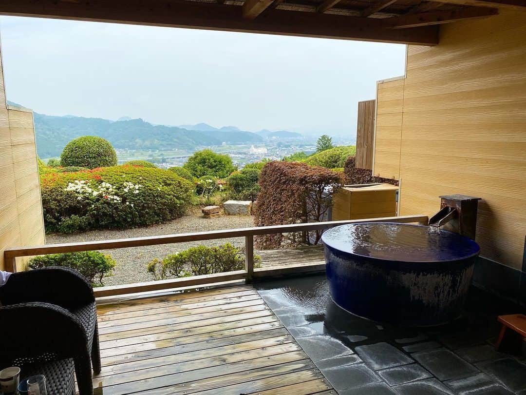 井咲アキのインスタグラム：「♨️ おはよ〜😌 自粛あけて気晴らしに旅館泊まったよ🧖‍♀️🧡 常にマスク着用、アルコール消毒、検温など、 対策バッチリな旅館でした👌✨ 露天風呂付きの客室で夜景も朝も素敵な景色だった☺️💕 ・ ・ ・ #旅館#温泉#伊豆#伊豆温泉#大仁ホテル #客室露天風呂#露天風呂#夜景#絶景#絶景の露天風呂 #コロナ対策万全#素敵な旅館でした #金髪女子#金髪#金髪ボブ#浴衣#浴衣女子 #onsen#japan#shizuoka#izu#lifeisbeautiful」