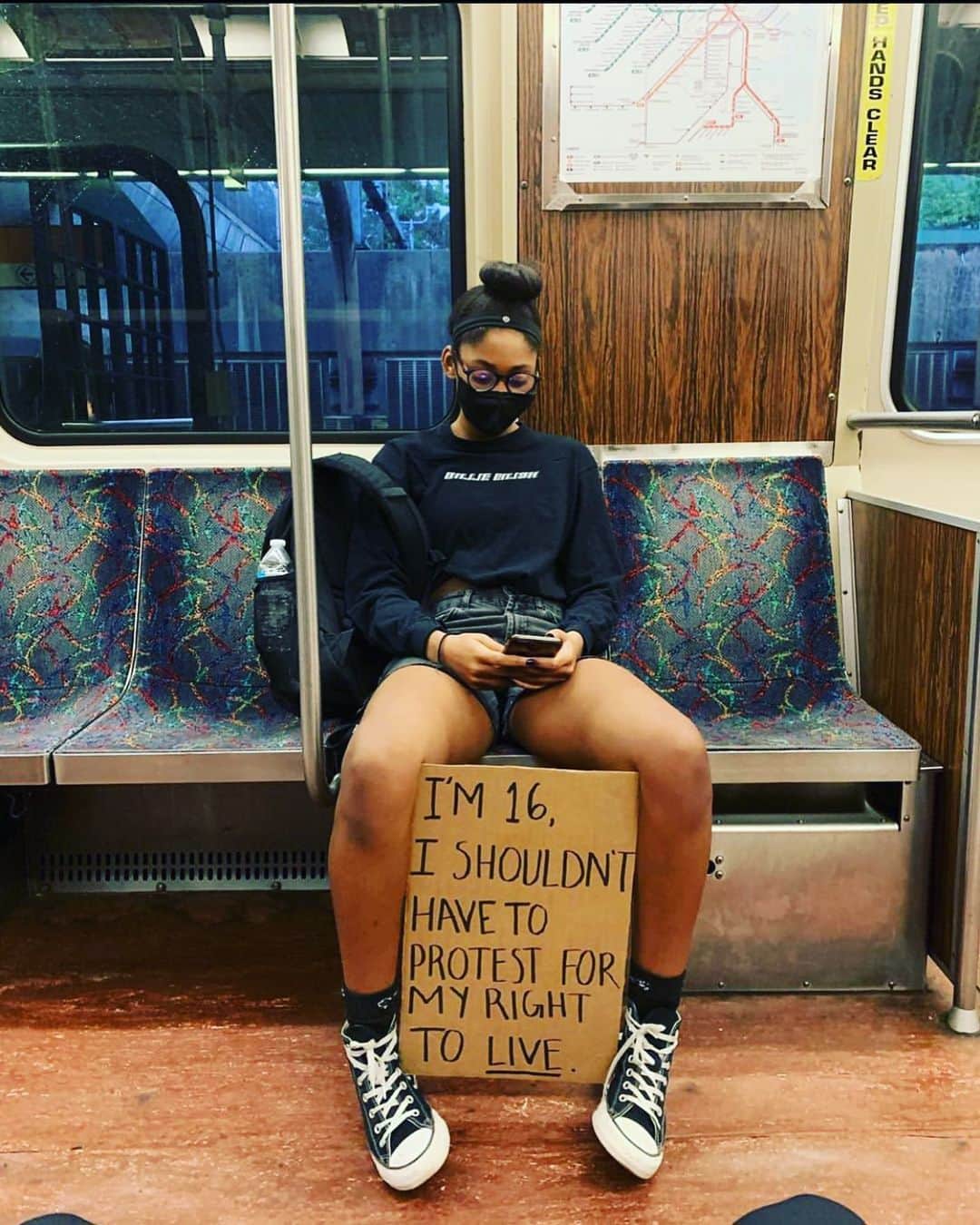 エリザ・ドゥシュクのインスタグラム：「My niece, 16 years old, took this pic of her friend as they headed out to Franklin Park last night to peacefully protest for BLM. Let it really sink in.  All were well aware of the covid & unknown risks “we wore masks, did our best to social distance, & it was really cool- they had hand sanitizer stations set up all around—& it was SO peaceful, Yaya” she told me.  Since then she has self-quarantined away from her family at home for the next number of days— but she’s clear in her message & determination: that this was worth it, that this was/is necessary~ “I am going to be on the right side of history when we look back at this time one day,” she told me unwaveringly. Proud of them, these kids have guts, heart, & brains. I have some hope knowing they’re our future.  #blacklivesmatter #solidarity #humanity #justice #peace」