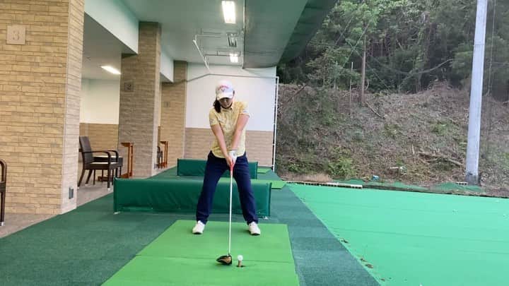 横峯さくらのインスタグラム：「やっとテイクバックのトップの位置が昔の深い位置に戻せました✨何年間これを目指して頑張ってきたことか😭フェードも出るようになりましたよ😊 1つ目の動画が今のスイングで2つ目の動画が今まで苦しんでいた浅いトップの動画です🏌️‍♀️ #スイング動画 #ドライバー #ドライバーショット #ゴルフスイング #ゴルフ動画 #女子ゴルフ #ゴルフ #女子プロゴルファー #スイング #swing #golf #golfswing #横峯さくら」