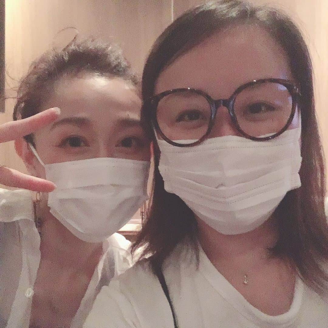 祐澄しゅんのインスタグラム：「下級生の頃からずっと仲良くしてくれていた舞咲さん！いつも元気で明るくて、楽しい方！ コロナの事もあって、引っ越しなど伸びてしまっているようで逆にお会い出来ましたw  東京はまだ大変そうですが、仕事も始まって色々対策取りつつ、少しずつそれが当たり前になって…ゆっくりですが、進んでいきたいと思います。 そして以前から数人の同期とzoomでお喋りしているのですが、昨日たまたま出た私の考えや不安を話せることが出来て。優しい同期に心底感謝しましたよ。気持ちもスッとしました。 ありがとう〜😭💕 #宝塚 #同期 #大切な仲間 #先輩 #舞咲りんさん #お世話になりました🙏 #twitter #されているそうです #これからも #自分に出来る事 #仕事も #頑張ります #祐澄しゅん」