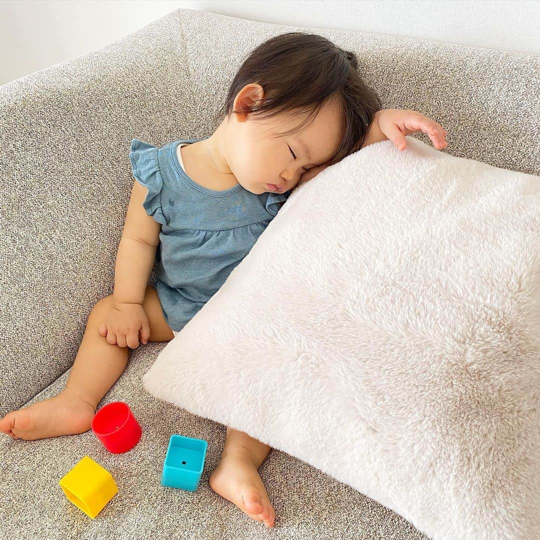 姫野れみのインスタグラム：「. 最近気づくと凄い場所で凄い寝方してる😪💤 "遊び疲れて寝落ち"ってまさに赤ちゃんって 感じがしてたまらない👶🏼♡ ・ #baby #girl #babygirl #10months #babyphoto #babyfashion #baby #petitbateau #10ヶ月 #ベビー #赤ちゃん #女の子ベビー #女の子 #ベビフル #ベビモ #ベビーフォト #お昼寝 #赤ちゃんのいる生活 #べびすたぐらむ #プチバトー」