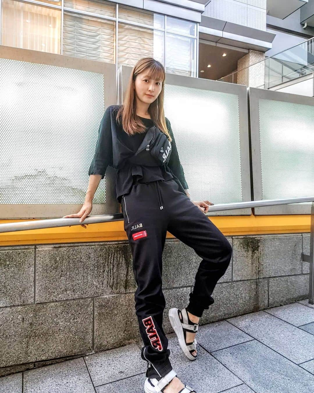 水野まいさんのインスタグラム写真 - (水野まいInstagram)「おはよよよよよよよよ❤️. . . 最近はいてる　@balr_jpn のスエット😘👖💕. . . デザインか黒白赤で好みすぎるし、デザインが脚が着れに見えるから最近ずっと着てる☺️💕. . . 足元がチャックになってるからすごく便利だし、生地がとても着心地よくて、夏でも切れそうだから年中着てしまう😚❤️. . . ウエストポーチも　#balr 👜. . . さて今日もがんばりましょう☺️❤️. . . @balancestyle . . . #おはようございます #おはよう #お仕事 #今日も1日頑張りましょう #今日も1日頑張ろう #コーデ記録 #すっぴん　 #コーデ #ボーラー　#バランススタイル #ハッシュタグ #gm #ootd #ootdfashion #balancestyle #balr」6月4日 10時48分 - predia_mizuno_mai