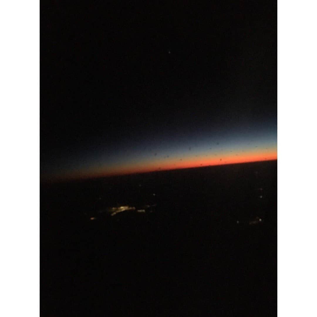 のインスタグラム：「. 飛行機の窓から見た景色④  #window #planewindow」