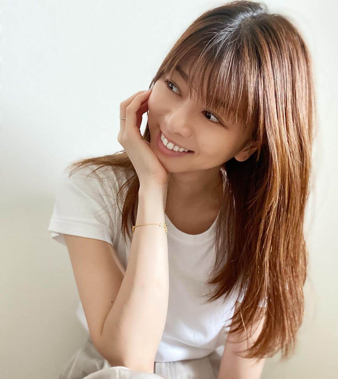 のインスタグラム：「3ヶ月も髪の毛切っていないから、だいぶ伸びたなー🤔  ロングはロングでアレンジしやすいし好きなんだけど、やっぱり早くカットしたい💇‍♀️ #ただ伸びた髪と人生最大のプリン具合 #そろそろ卒業 #えれな」