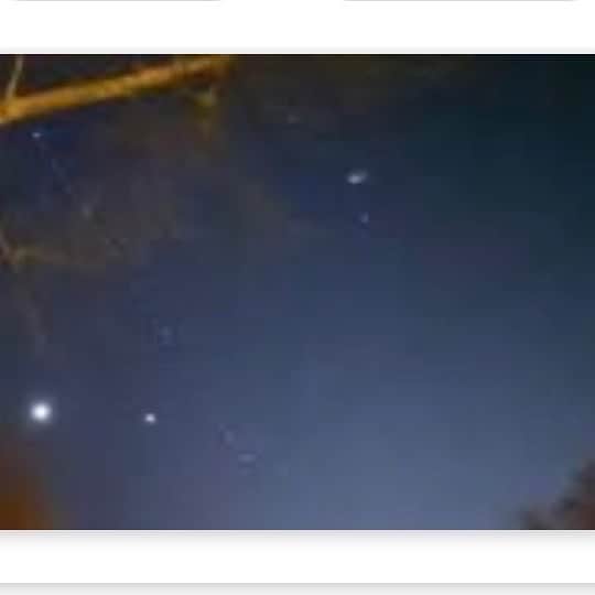 ロッチェル・エイツのインスタグラム：「Peaceful, silent protest from home.  This Wednesday June 3rd, at 9:00 pm, for exactly 8 min and 46 seconds, let's go outside our homes and shine a flashlight into the sky. That's the amount of time that Floyd had a knee on his neck, pleading for his life.  All we need to do is to go outdoors (rooftop, front yard, back yard, street, any place outdoors) and turn on a flashlight, or emergency light, and point it to the sky for exactly 8 min and 46 seconds starting at exactly 9:00 pm.  Let's get the entire city of Los Angeles to do it, let's show that we, the people, can come together peacefully, even when we are forced to be apart. Let's show that we care, and that we do not want more violence, we want change.  A light in the dark symbolizes hope, and I hope that we can incite change with a  simple, yet powerful 8 min and 46 seconds gesture. It really takes nothing to join this at-home protest and we can make the city of LA bright.  Wednesday June 3rd, would be 9 days from his death」