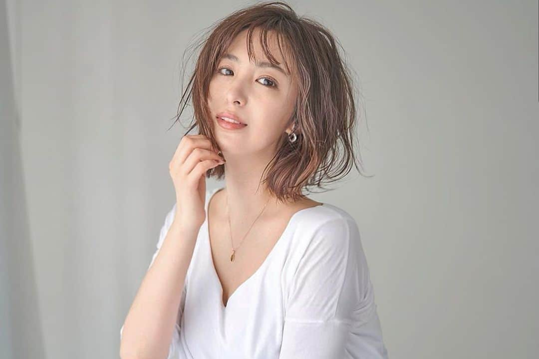 のインスタグラム：「〜ご報告〜  関係者の皆様、日頃応援をして下さっている皆様へ  お気づきの方やもう知っている方も いらっしゃるかと思いますが 2020 3/31に7年間お世話になった 事務所を円満に卒業致しましたことを この場を借りてご報告させていただきます。  4月からフリーランスとして 活動しております。 昨年の結婚で芸能を離れるのではないか？　 グラビアはしないの？との問い合わせを　 いただいておりますが 是非今後も活動させていただく つもりでございます。  歳を重ねて、独身時代には出せなかった ヘルシーな大人の色気をプラスした 柳いろはをお届けしていけたらと思っております。  今後共宜しくお願いいたします。  柳 いろは」