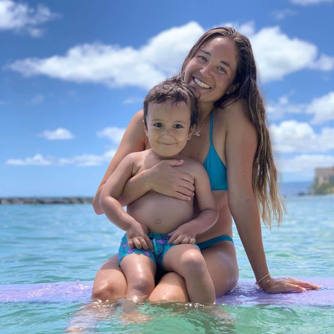 アリッサ ウーテンのインスタグラム：「Thankful for local farms and produce to keep Noa and I energized and ready for the beach!  We’ve been playing and surfing under the sun a lot lately so it’s important to fuel up with fresh produce from local farms!  It’s better for us and for our community! We’re lucky that @foodlandhi has such an amazing selection and so many locations near us!  #ad #HDOAEatLocal #eatlocaltoday」
