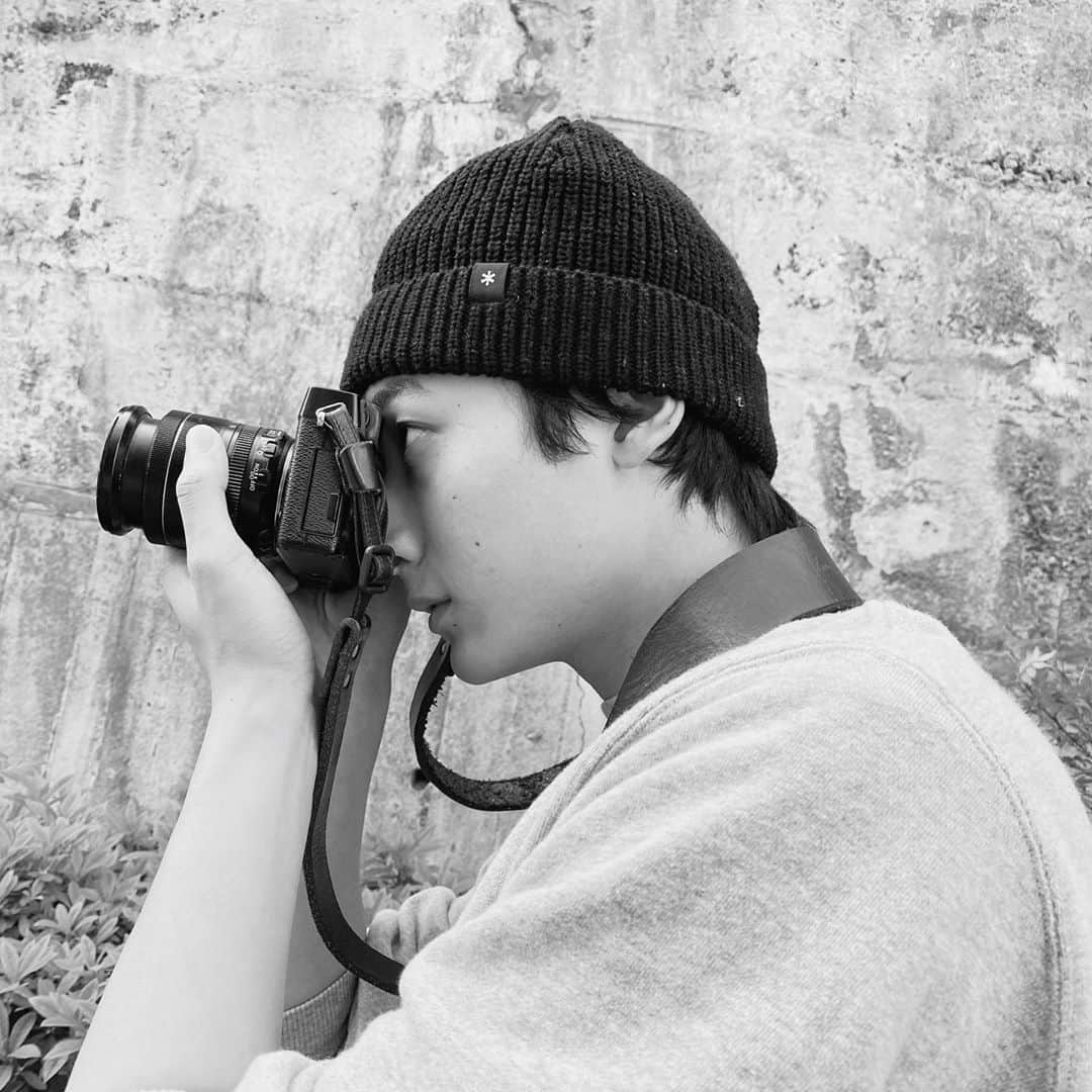 小関裕太さんのインスタグラム写真 - (小関裕太Instagram)「@genic_mag  @kotobanoamarinaitokoro  6月5日(金)発売  GENIC最新号より、 新連載 "小関裕太の自分探しの旅「スキ」" がはじまります！  GENICは、写真・カメラ雑誌で、 原来のカメラ管理や印刷についてだけでなく、 現代のスマートホンでの写真撮影やinstagramでの裏技や活用を教えてくれて 僕もこの雑誌で勉強していました！！ そんなもともと大好きな雑誌でできるなんて、ワクワクします。  そして僕にとってはじめての連載が 写真での連載だということ、非常に嬉しく思います。  写真家として携わるだけでなく ページの編集もさせていただきました！！！ 嬉しい。  色校という、大きくプリントアウトされたページを見ながら、色の最終調整をする作業があるのですが、 手元にそれが入った大きな封筒が届いた瞬間、 今まで色校をしたことがなかったので、ドキドキしました。  今回 どんな連載にしようかなと考えていたところ思い出したのが、 「カメラのファインダーを覗くことは僕にとって自分の「好き」を知ること」 でした。  何を撮るのか。 物なのか人なのか、何に寄るのか。 色、明暗、画角、ピント… 限られた世界の中で自分の好きに究極に迫っていく作業。 たまに好きを探しているうちに、自分の隙にも気づいてくる。 その隙を良しとするのか、治そうとするのか…、自分の手に委ねられる。  今までそうやって写真にのめり込んでいったので 連載名を「スキ」にしました。  7月号のテーマは「TOKYO and ME」 ということで、第1回目は「東京」のスキを見つけていこうと思います。  初回は4ページ。2回目以降は2ページです。  ぜひ、隅々までご堪能ください。  #GENIC #7月号 #小関裕太 #連載 #カメラ #写真 #風景 #モノ」6月4日 11時46分 - yuta_koseki_68