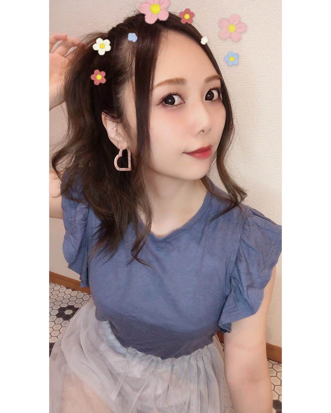 西村季里子のインスタグラム：「・ お仕事が休みでも、 なかなかまだ外出できないから 引き続きおうち時間楽しんでる🌸 . 最近は #愛の不時着 観たり、 #神はサイコロを振らない の #夜永唄 を一生聞いてる！ ジョンヒョク〜〜〜〜〜〜😭♥️ クールで一途で優しくてとにかく顔がいい！ あんまりハラハラする展開のやつ 見てられなくて好きじゃなかったんだけど、 ジョンヒョク見たさにどハマりしてる♥️ キスシーンとか何回も見返して進まない！ 今日もおうち時間楽しむ🏠💕💕 #おうち時間#Netflix#韓国ドラマ #韓国#韓流#ハラハラ#どハマり #snow#アプリ#暇つぶし#お休み #follow#followｍe #きなんちゃんねる」
