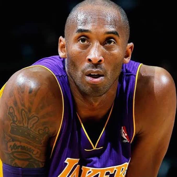 のインスタグラム：「🏀Kobe Bryant🏀﻿ ﻿ 今年亡くなった﻿ Kobe Bryant 追悼TEEが﻿ サイズ、カラー豊富に﻿ 入荷しております👍👍 SIZE XL着用﻿ ﻿ 本日もOPEN致しております﻿ ﻿ 営業時間10:30〜18:30﻿ ﻿ 皆さまのご来店お待ちしております。﻿ ﻿ #growaround﻿ #kobebryant ﻿ #mambamentality」