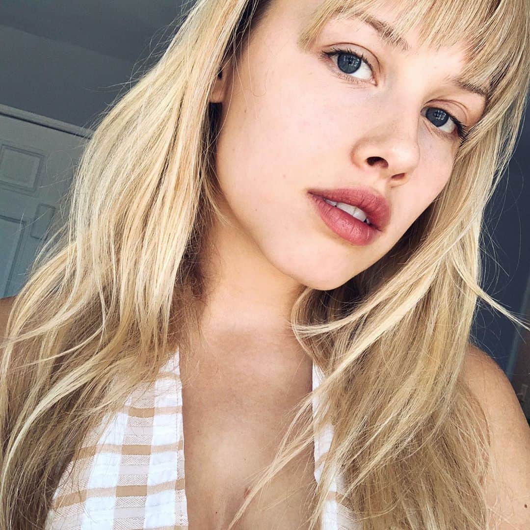 グレイシー・ドジーニーのインスタグラム：「Grateful for @jessicasimpson and her clip ins for helping me fight the fight against self-cut Quarantine Bangs 💇🏼‍♀️」