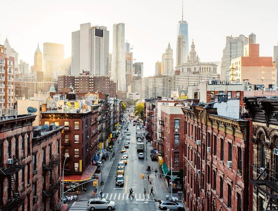 ベラ・ハディッドさんのインスタグラム写真 - (ベラ・ハディッドInstagram)「❤️Missing you out there❤️ I woke up thinking so much about this city. I miss you New York ❤️I’m following up on my latest donation to @foodbank4nyc today.. through the help and generosity of people like you, @foodbank4nyc has served 12.5 million meals during this global emergency. With the link in my bio, we have brought in 12,500 meals and that’s without my donations. So incredible...❤️I feel so proud of the people who are following. The link to donate is still in my bio,  if you’re in a position to i’d love if you’d join me... Even just $1 can provide 5 meals to someone who needs it.  If not, spreading the word helps too!  The reality of all of this is that 1.2 MILLION New Yorkers were already without reliable access to nutritious meals. Through this global emergency, Food Bank Nyc is now seeing a 50% increase in need, with no immediate slowdown in sight. the best thing we can do is continue to increase awareness ,  for now and post- COVID,  to help support the families of NYC who are struggling.. Nearly 40% of New York’s soup kitchens and food pantries are closed. This is why we need to stick together and help in any way we can. Whether that is donating or just spreading the word. Let’s continue to think about the ones around us. Love you all so much.」5月21日 3時08分 - bellahadid