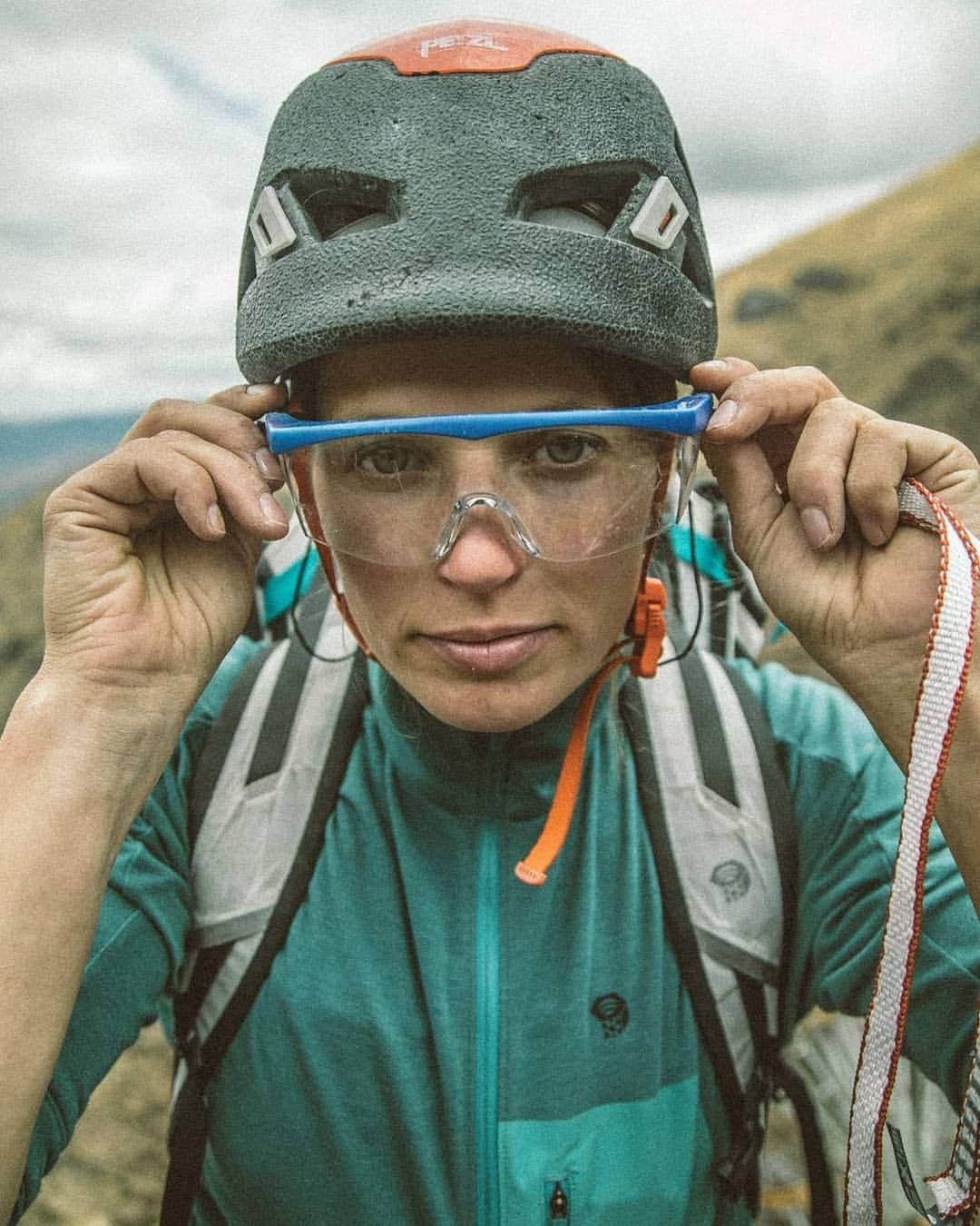 シャーロット・デュリフのインスタグラム：「People at @mountainhardwear  have been a great support, especially for our last trip to Peru 🇵🇪 . From helping us get there and equipping us with the best technical clothing and camping/hiking equipment, they were a big part of our adventure. . 🖊 We wrote the story of it on their blog, with deeper insights of the all experience. You can read it here : https://blog.mountainhardwear.com/discovery-in-the-andes-d…/ . For the video of the trip, check it out on @petzl_official 's Youtube here : https://youtu.be/2quugpJRAms . Pictures by @joshlrsn @coldhousemedia」