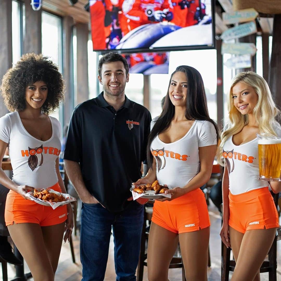 Hootersさんのインスタグラム写真 - (HootersInstagram)「Sunday was 🔥 And we are sooooo ready for round 2!  Watch @chaseelliott9 take on @darlingtonspeedway again tonight at 6 PM EST! #di9  Order online or on our app for pickup or delivery and use code GET10 for $10 off $30+ or use code GET15 for $15 off $50+. If your nearest Hooters open for dine-in enjoy our Race Day Special! Visit Hooters.com/Racing for more info.」5月21日 3時01分 - hooters