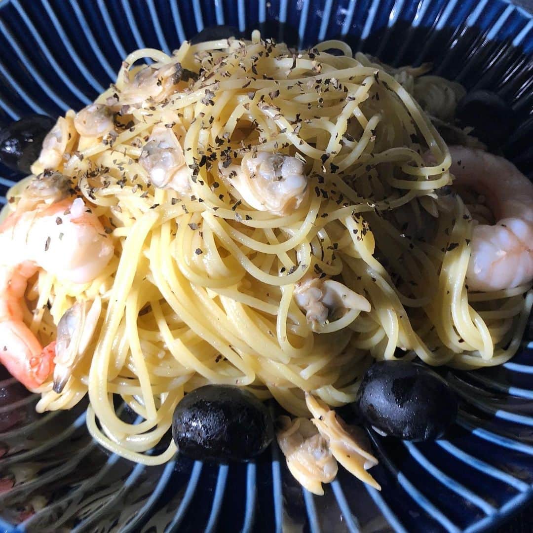 帯広さやかのインスタグラム：「思いたって調べ物しながら作業していたらこんな時間。おなかがすいてしまい冷蔵庫にあるもので。」
