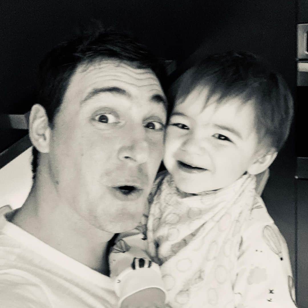 ブリュノ・マッソのインスタグラム：「Waiting for mom and Charlie... but having fun! 😜❤️」