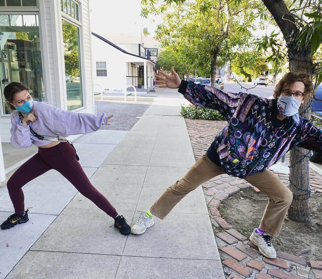サミー・ハンラティのインスタグラム：「I know this might just look like a silly photo of two friends hanging out. It is not. This right here was one of the biggest moments of my damn LIFE! This was the moment I met Matthew Gray Gubler😱 genuinely one of the best moments ever! I never geek out over people...but I don’t think I will ever stop geeking out over this😭😍」