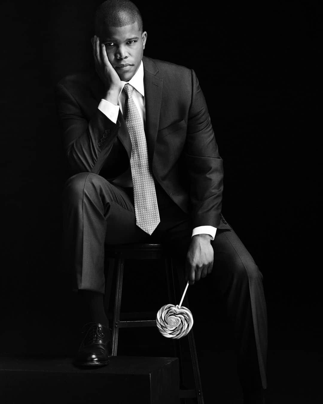 シャリフ・アトキンスのインスタグラム：「Mama...there goes that man... #whitecollar #agentjones」