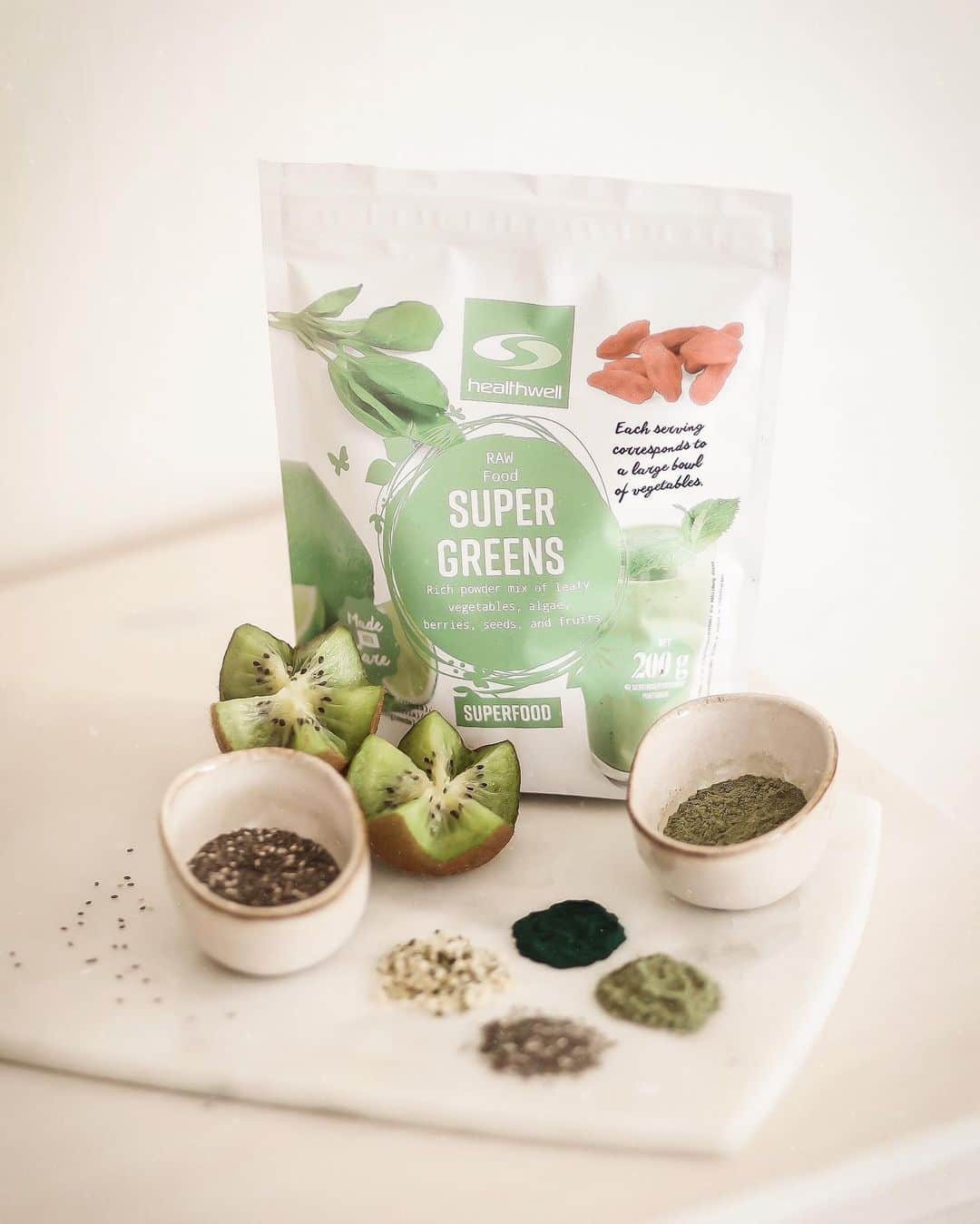 Anna Nyströmさんのインスタグラム写真 - (Anna NyströmInstagram)「Super greens smoothie bowl 🌱 Nutritious and with a sweet flavor of mango, banana & mixed greens from @svenskhalsokost 💚⁣ ⁣ If you are struggling to get your daily dose of greens this may help! The ’Healthwell Super Green’ powder I’m using is:⁣ • 100% natural with ingredients as leafy vegetables, algae, berries, seeds & fruits⁣ • Rich in antioxidants, vitamins & minerals ⁣ • Easy to mix in a smoothie (or shot) to add nutritional value and a fresh flavor of citrus and mint ⁣ ⁣ I chose to add it to my smoothie today! Swipe to find the whole recipe, screenshot and save for later ☺️✨」5月21日 3時18分 - annanystrom