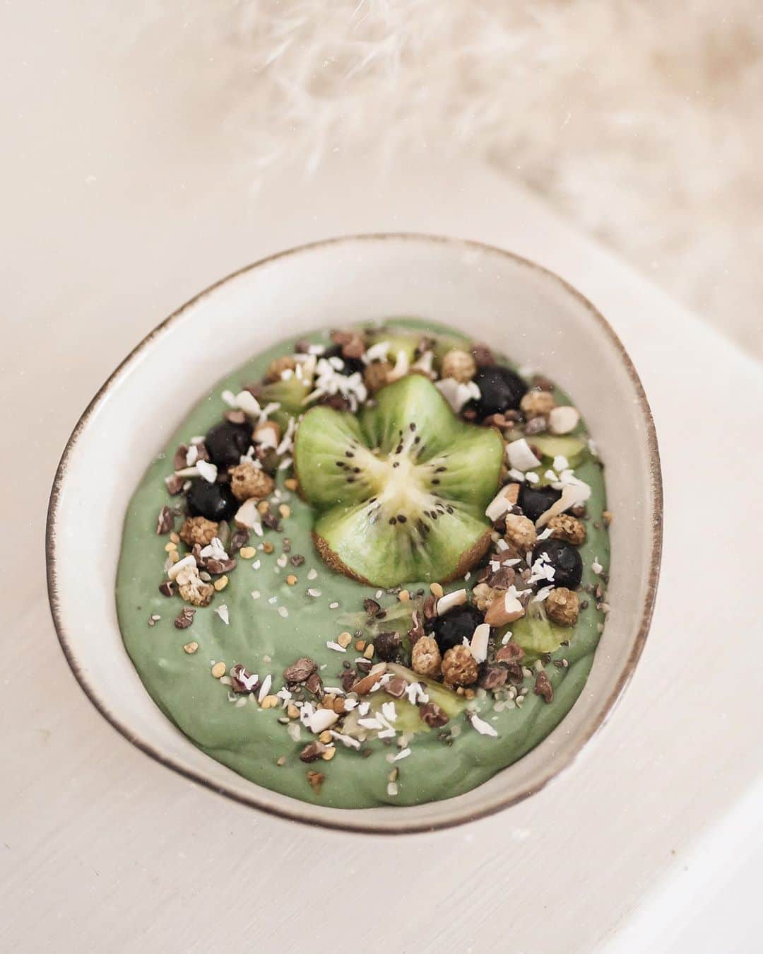 Anna Nyströmのインスタグラム：「Super greens smoothie bowl 🌱 Nutritious and with a sweet flavor of mango, banana & mixed greens from @svenskhalsokost 💚⁣ ⁣ If you are struggling to get your daily dose of greens this may help! The ’Healthwell Super Green’ powder I’m using is:⁣ • 100% natural with ingredients as leafy vegetables, algae, berries, seeds & fruits⁣ • Rich in antioxidants, vitamins & minerals ⁣ • Easy to mix in a smoothie (or shot) to add nutritional value and a fresh flavor of citrus and mint ⁣ ⁣ I chose to add it to my smoothie today! Swipe to find the whole recipe, screenshot and save for later ☺️✨」