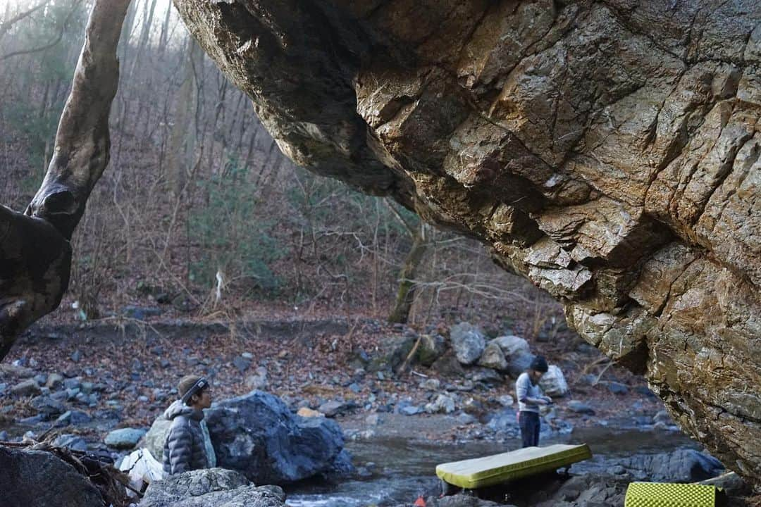 川端彰子さんのインスタグラム写真 - (川端彰子Instagram)「・ 2019/12 ﻿ ﻿ photo @mmmmmmmiya ﻿ with @etkfnks ﻿ ﻿ #bouldering #climbing #clife ﻿ @clife.climbing @rokx.outdoorsportswear」5月21日 3時23分 - akiko_kawabata_ha