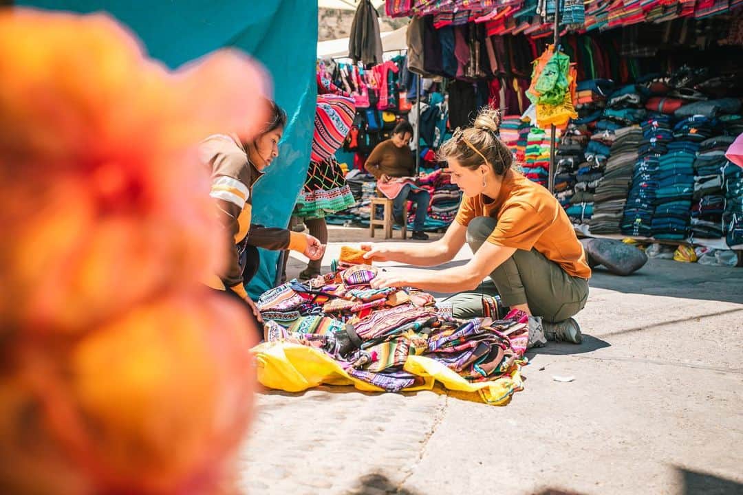 マウンテンハードウェアのインスタグラム：「“Go for the climbing; return for the people.” It’s what brings us all back. But, climbing and visiting foreign countries are privileges afforded by time and money, and respecting and supporting local cultures are essential. We’ve compiled five steps from expert travelers to help you become a good climbing steward and ambassador for your country before your next big adventure. (Link in bio.) Photos: @coldhousemedia.」