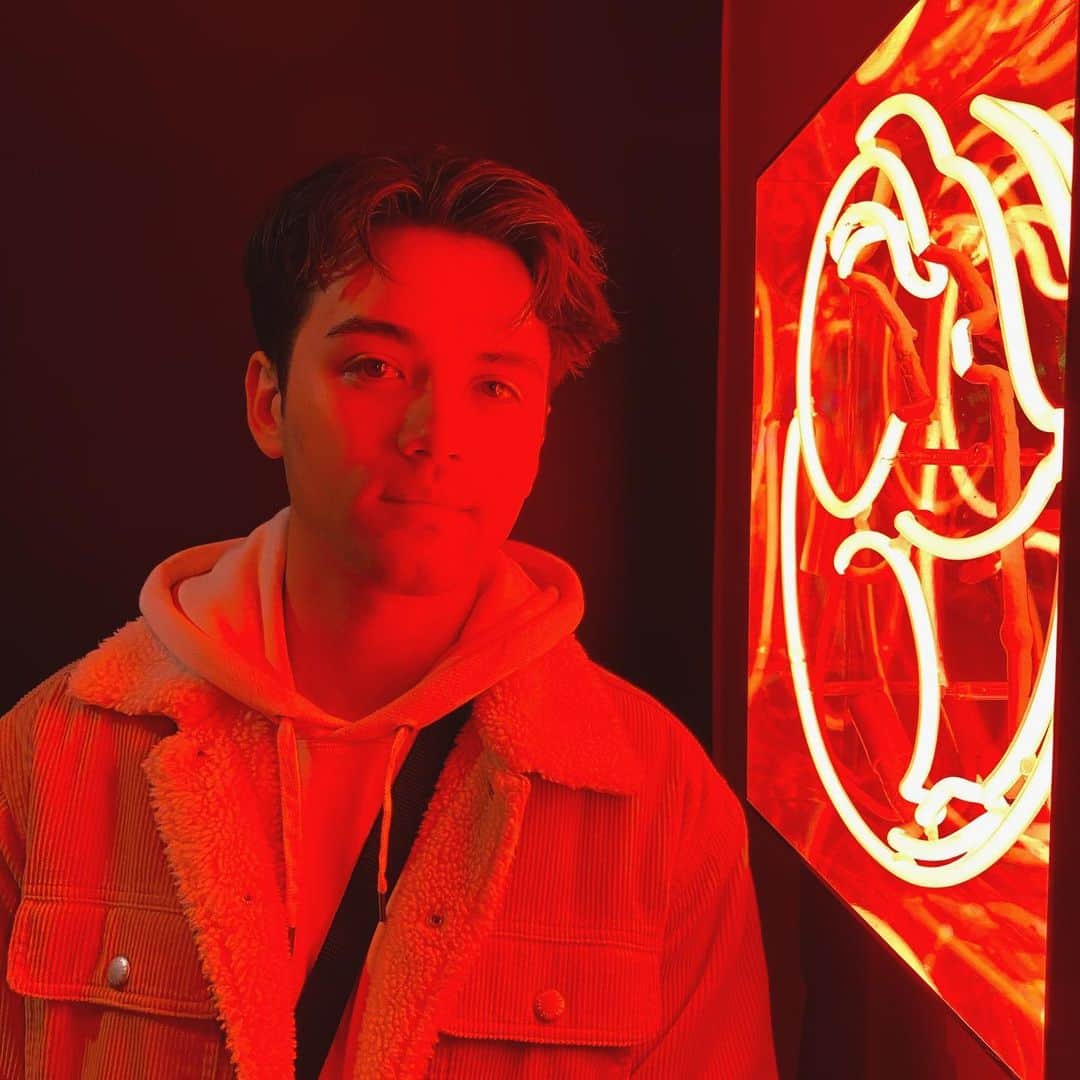 ジュリアン・ヤオ・ジョイエロのインスタグラム：「I like neon lights, hbu」