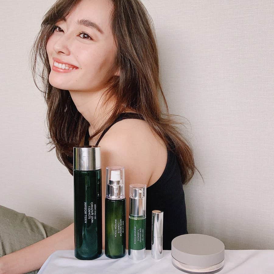 小祝麻里亜のインスタグラム：「MAISON LEXIAのスキンケアで自宅時間を癒しタイムに🌱　今週は天気も良くないので、自分が気分があがることを1日に一回してます😊❣️今日はスキンケアを贅沢に。植物由来で化粧水も美容液もみずみずしい！  4.5枚目の動画はゆる〜く喋ってます。笑　植物成分が惜しみなく入ってるし、デザインもスタイリッシュでお気に入り🌷🌷 @maisonlexia thx @ponpon_marcy ． ． ＿＿＿＿＿＿＿＿ #おすすめ #スキンケア #スキンケアルーティン #美容好きな人と繋がりたい #メゾンレクシア #maisonlexia #skincare #오운애티튜드 #화장품 #뷰티스타그램」