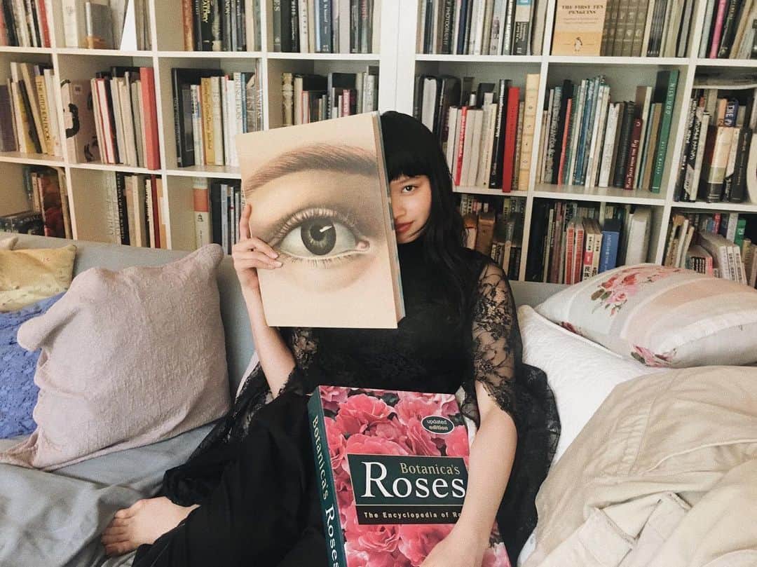 shihori.kathleenのインスタグラム：「👁👁.🌹🎨📚 きょうは秋が来るみたいな匂いがして すこしだけ ドキっとした」