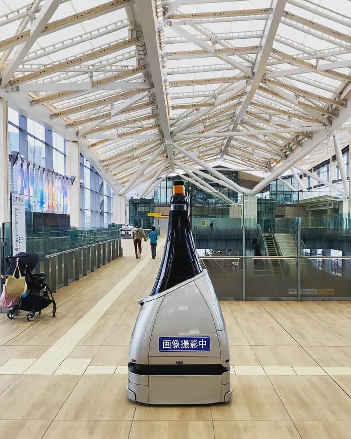 東京DANDYのインスタグラム：「Takanawa Gateway, the Yamanote line's first new station since 1971, opened a couple of months ago. Manned by robots that provide cleaning and customer services, the Kengo Kuma designed space is a glimpse of the Tokyo 2020 we'd imagined.」