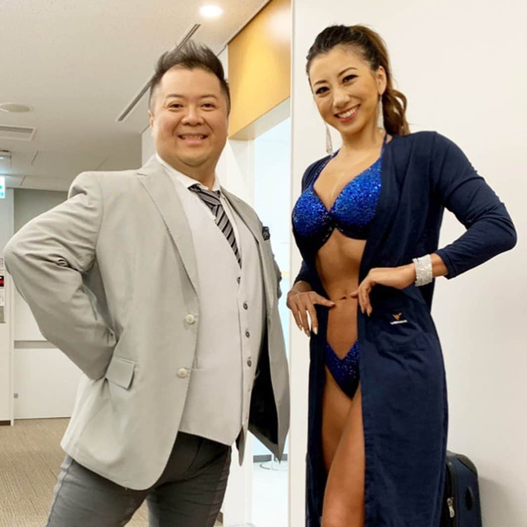 安井友梨さんのインスタグラム写真 - (安井友梨Instagram)「いよいよ今夜は！！ MBS戦え！スポーツ内閣！ 【おうちでトレーニング🏠】 今夜23:56です💗💗💗汗だくに💦💦💦💦なります笑  お水と、タオルを持参して、テレビの前でスタンバイをお願いします💗📺📺 写真は、1年前の【魅せる女性アスリート】収録時の小杉さんと。  その全てが愛おしい小杉さん  本当にどこまでも真面目で、 真っ直ぐな小杉さん。  一流とはこうゆう人を言うんだといつも思わせて頂きます。  @mbssponai  @favo_link  #スポーツ内閣 #ビキニフィットネス #ダイエット #お家トレーニング」5月20日 19時40分 - yuri.yasui.98